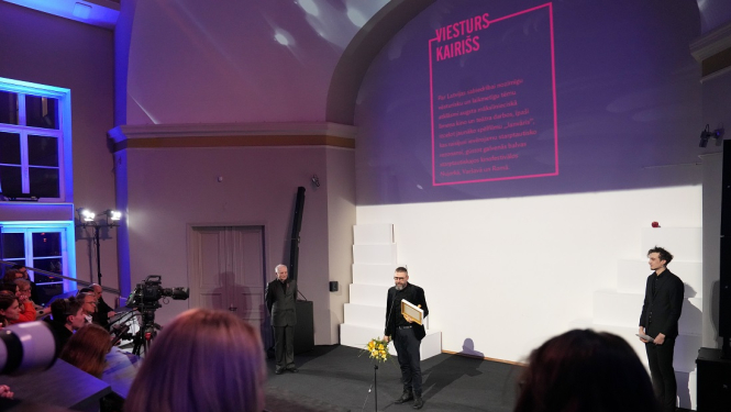Viesturs Kairišs saņem balvu