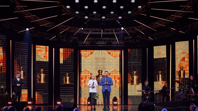 uz skatuves Straumes komanda