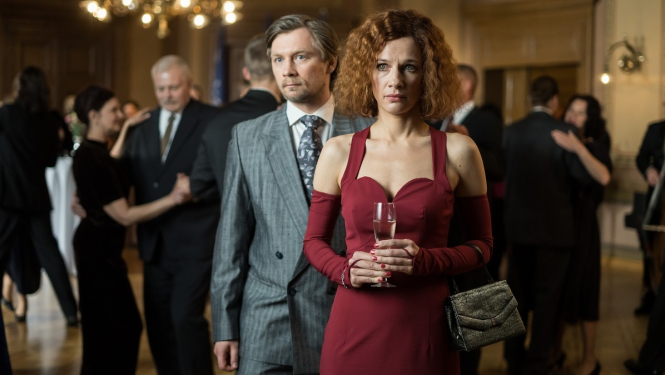 Kadrs no daudzsēriju filmas "Meklējiet sievieti".