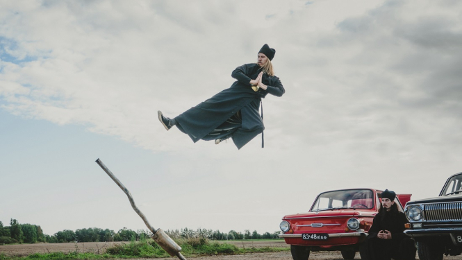 Kadrs no filmas - lidojošs mūks