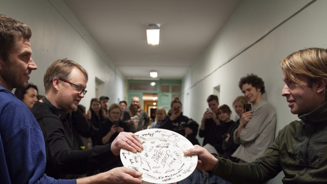 Operators un režisori sit šķīvi