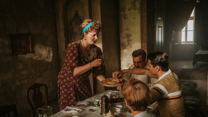 Eglīšu ģimene pie galda