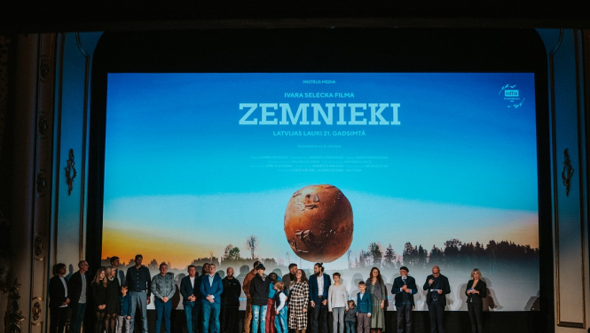 Filmas grupa un varoņi pirmizrādē uz skatuves