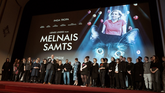 pirmizrādē grupa uz skatuves