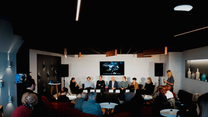 filmas grupa preses konferencē