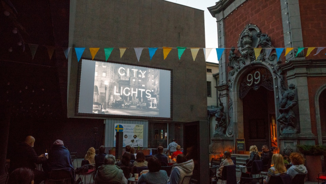 brīvdabas kinoseansā Čaplina filma