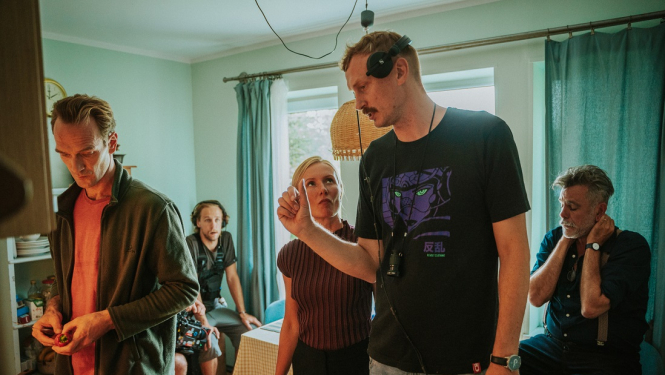 režisors un aktieri uzņemšanas laukumā