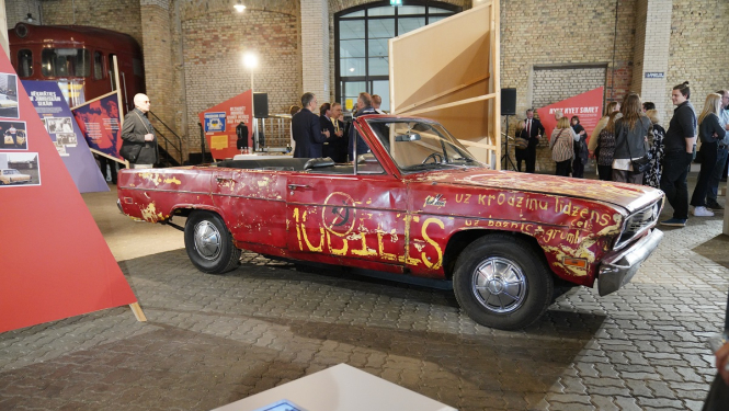 Izstādes iekšskats ar Valiant