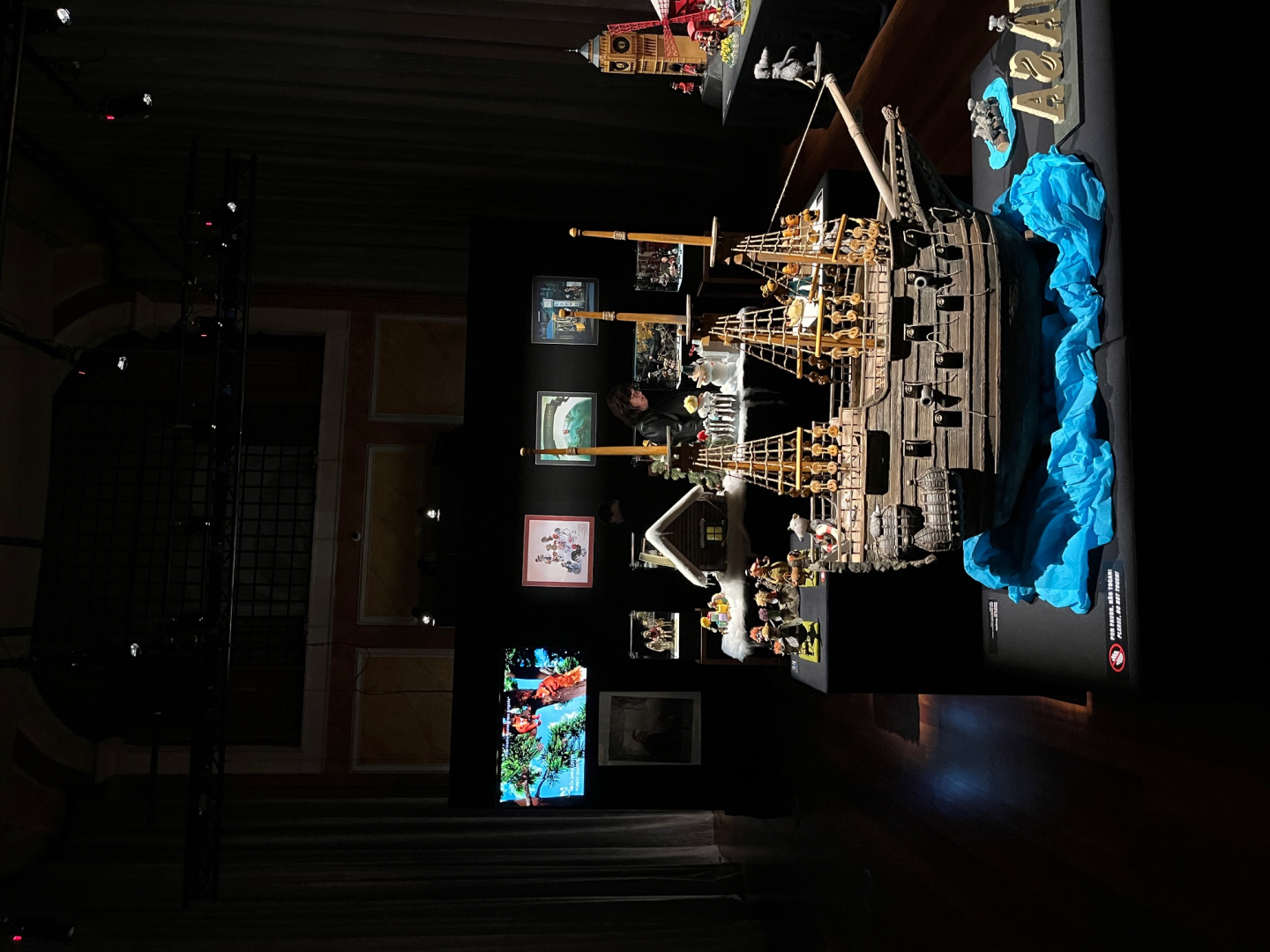 skats leļļu izstādē