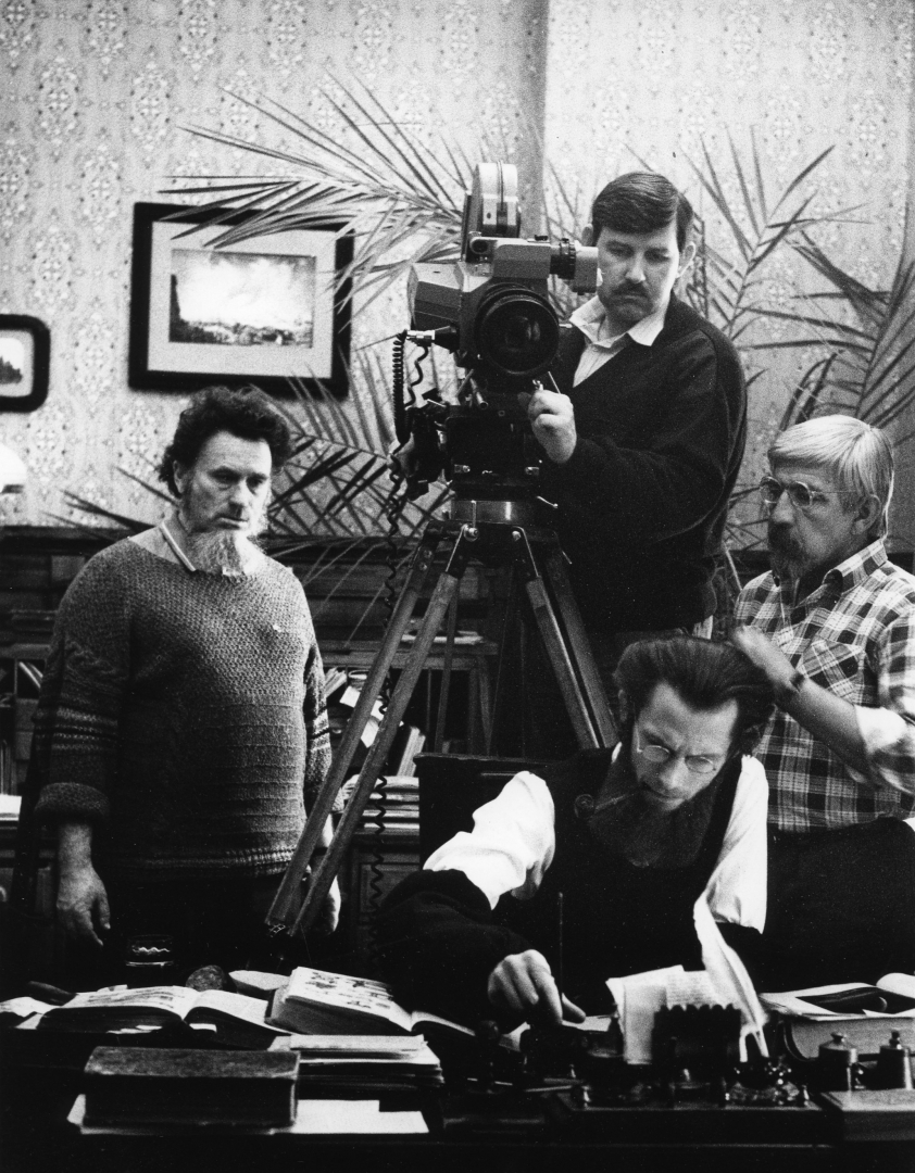 Filmas "Dzīvīte" (1989) uzņemšana, no kreisās - režisors Aivars Freimanis, operators Valdis Eglītis, aktieris Leonīds Grabovskis Krišjāņa Barona lomā