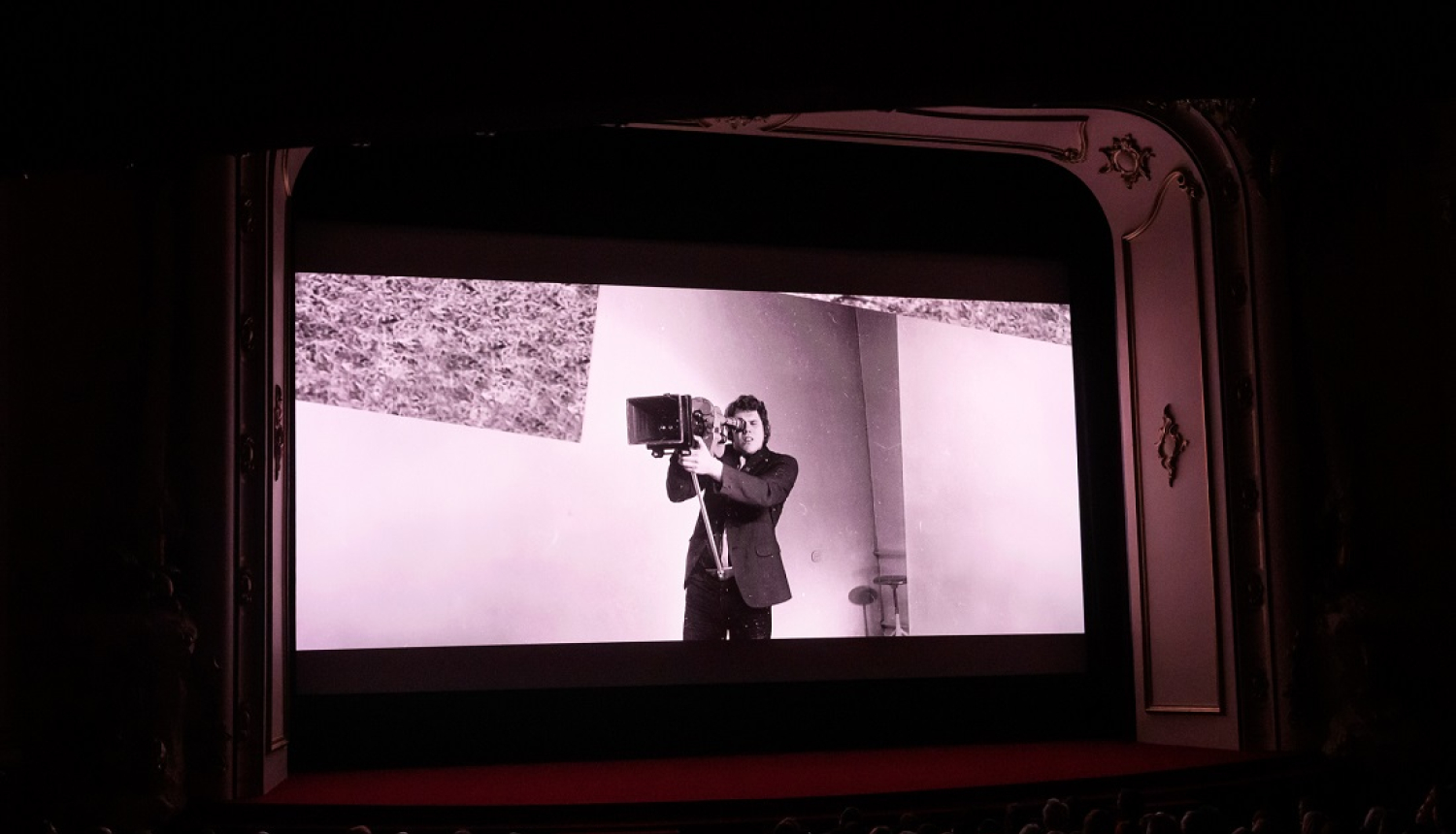 filmas kadrs uz ekrāna