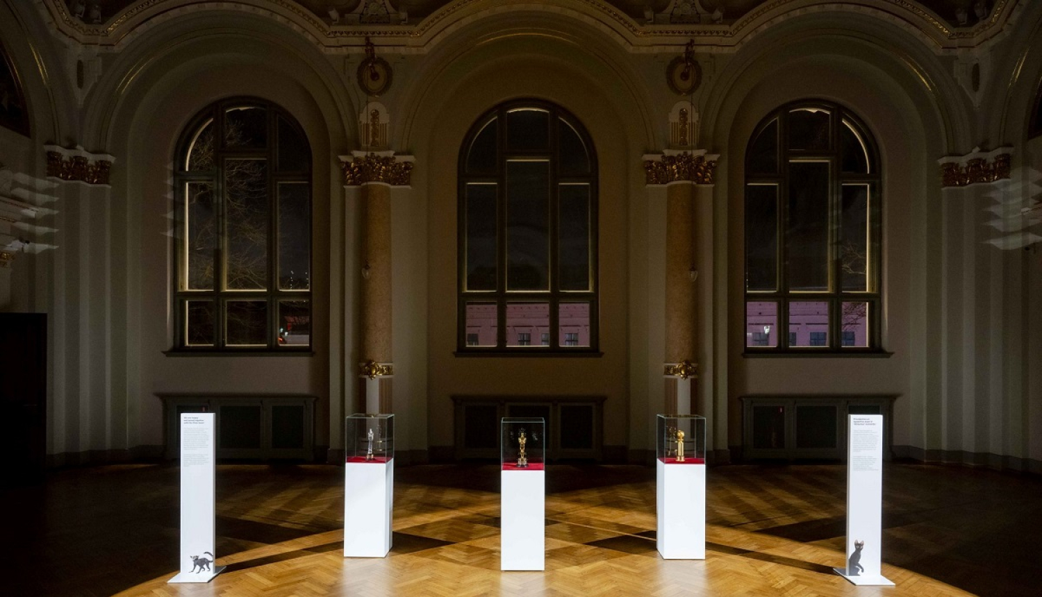 trīs balvas eksponētas