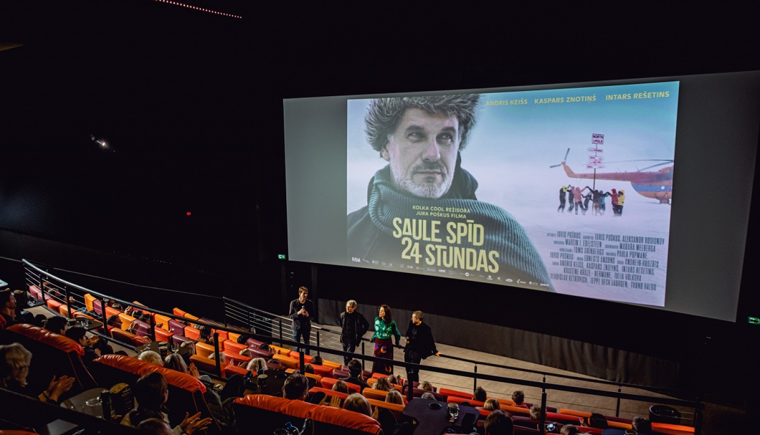 Filmas grupa tiekas ar skatītājiem kinoteātrī "Apollo"