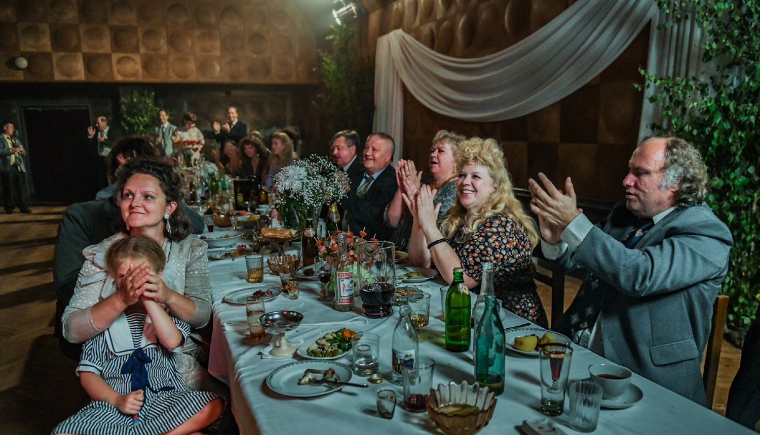 filmēšanas moments pie galda