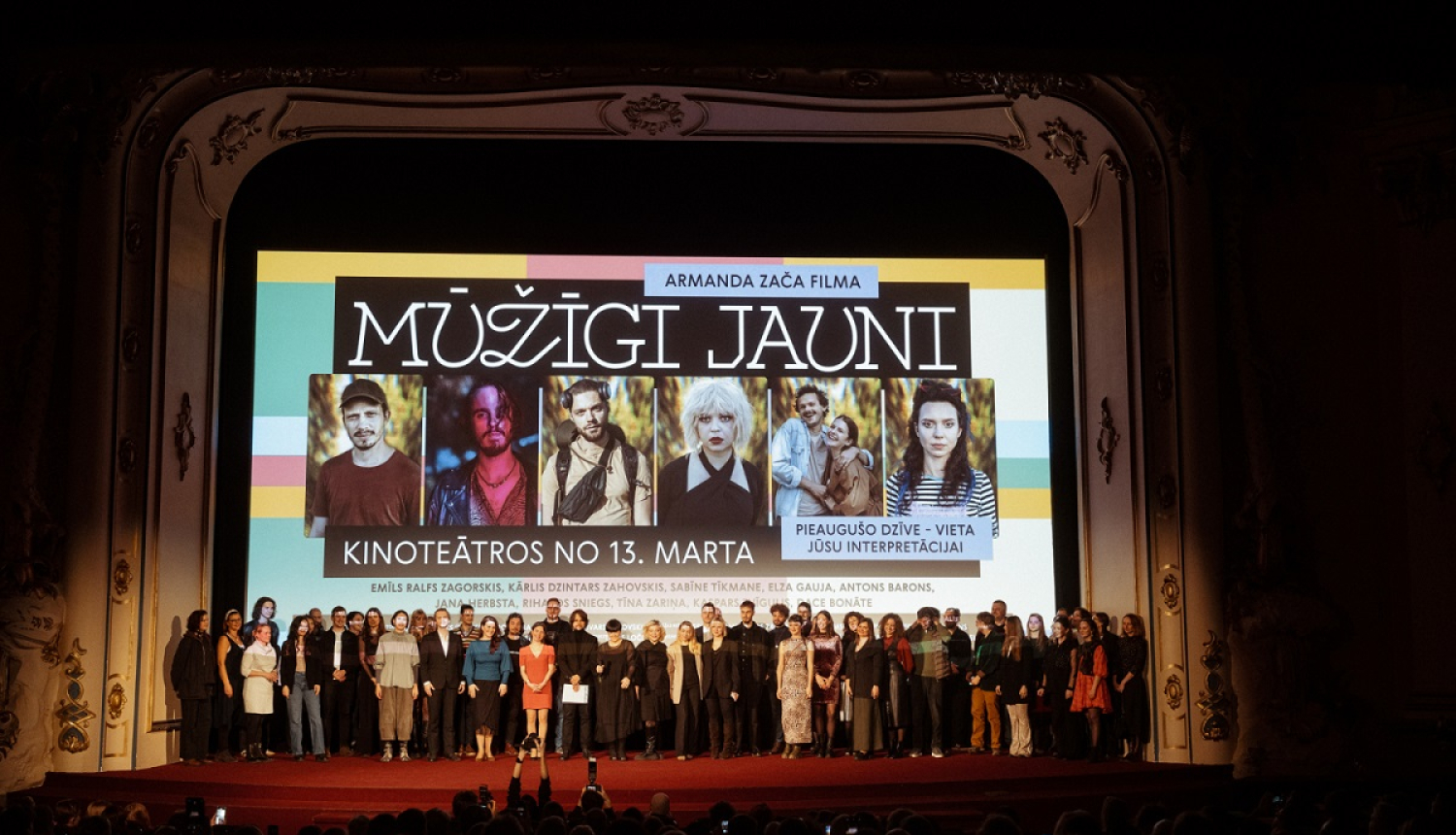 filmas grupa uz skatuves