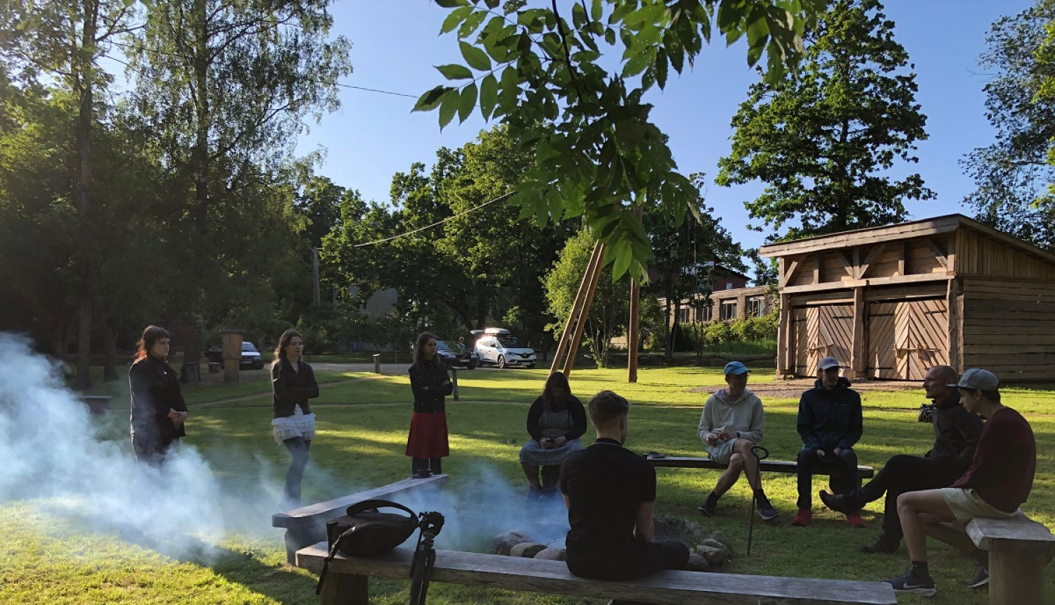 nometnes jaunieši pie ugunskura