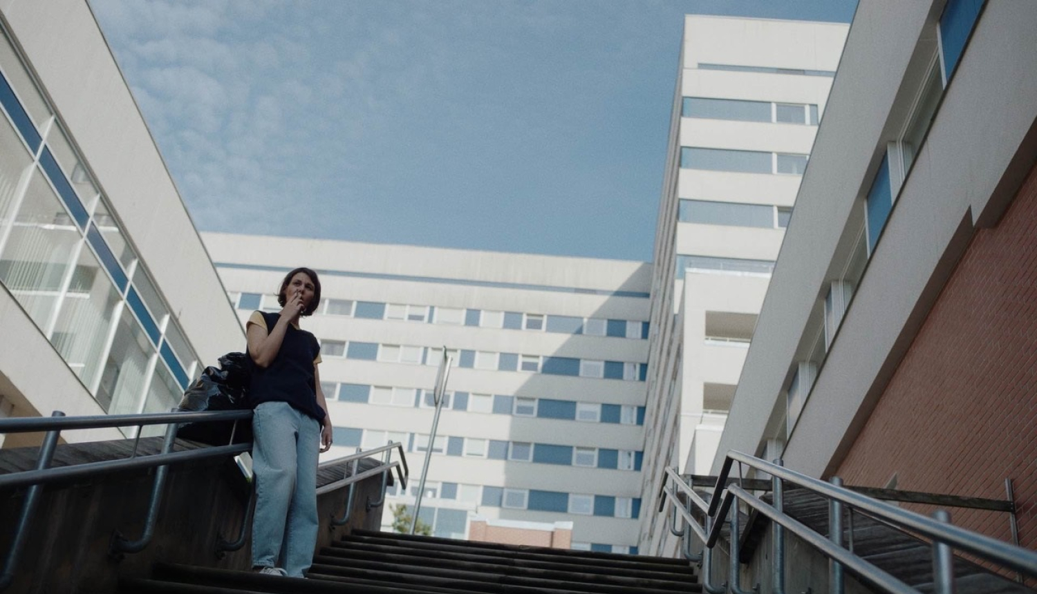 aktrise uz slimnīcas kāpnēm