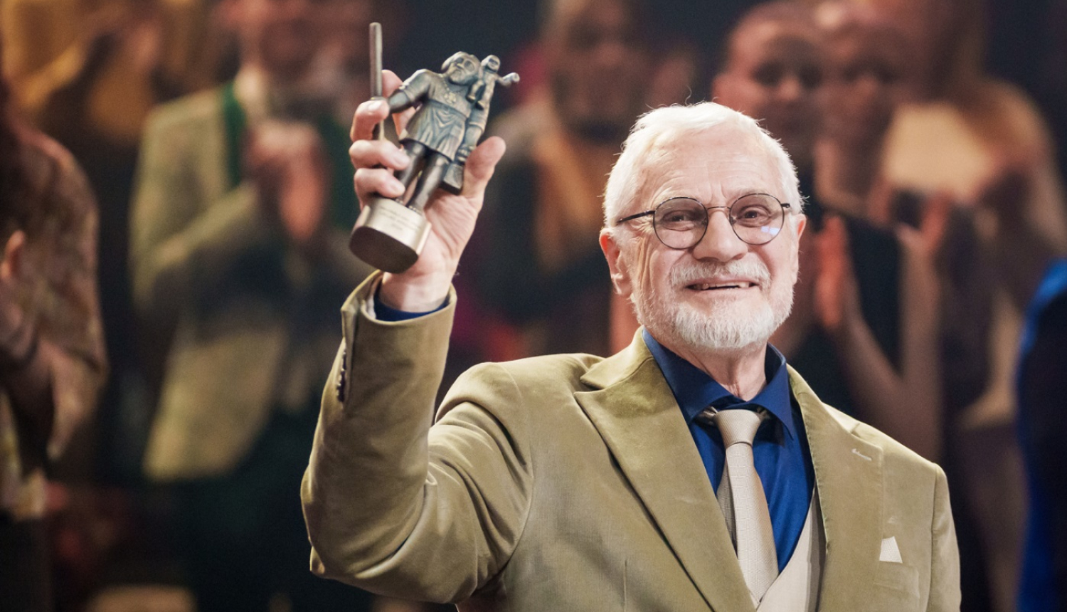 Pēteris Krilovs ar balvu