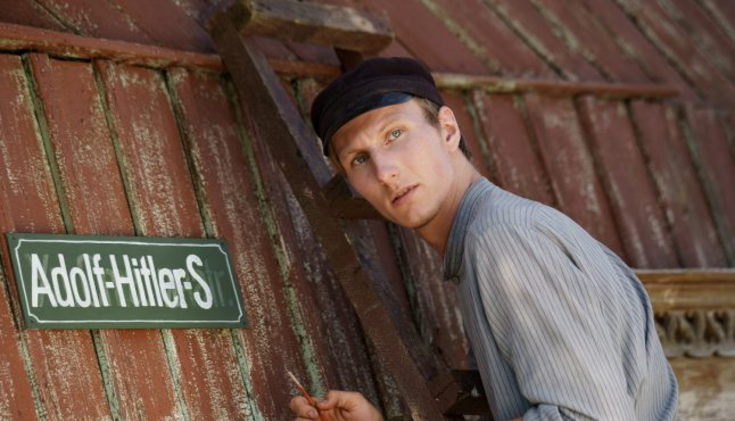 Klajā nāk Viestura Kairiša jaunās spēlfilmas “Piļsāta pi upis / Pilsēta pie upes” treileris