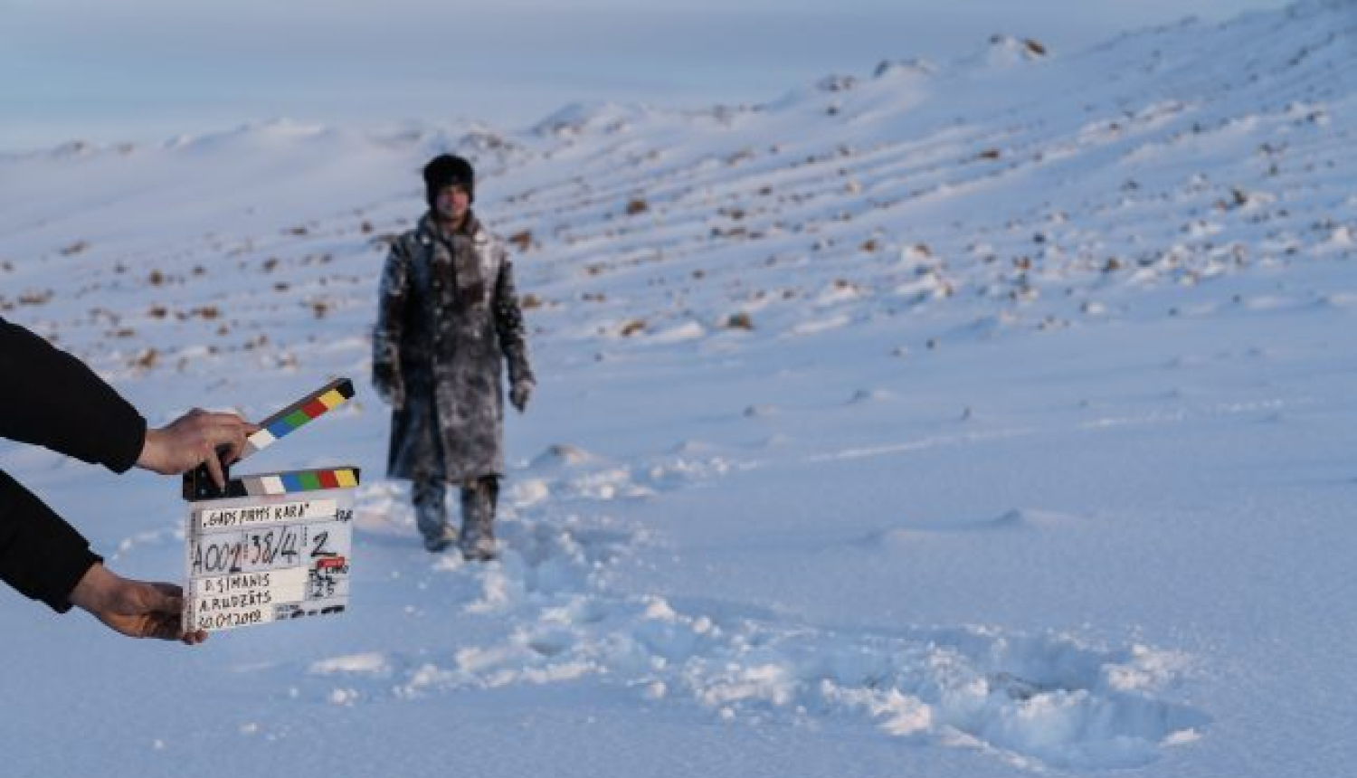 Dāvis Sīmanis sāk uzņemt spēlfilmu “Gads pirms kara”