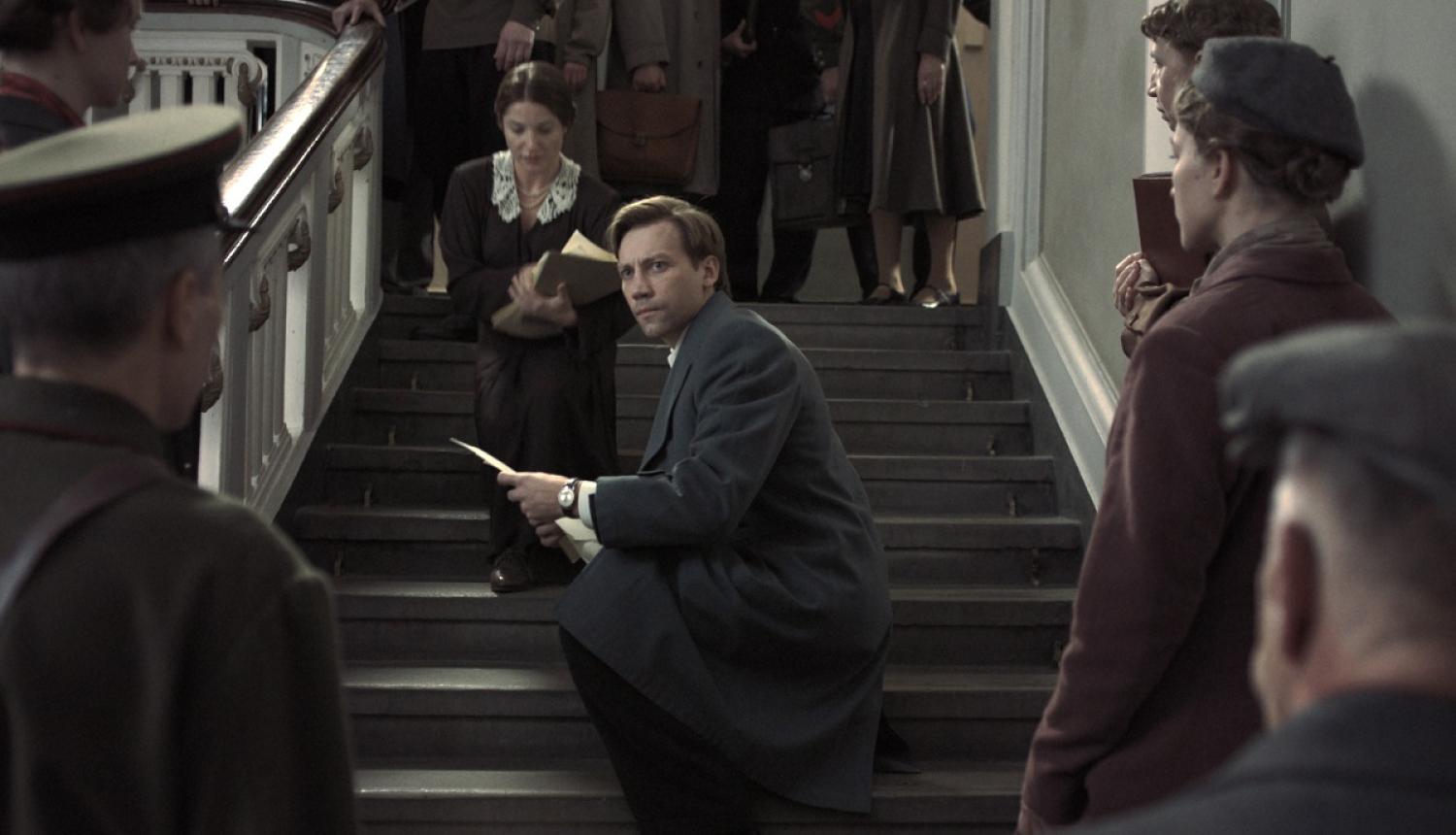 filmas kadrs uz kāpnēm