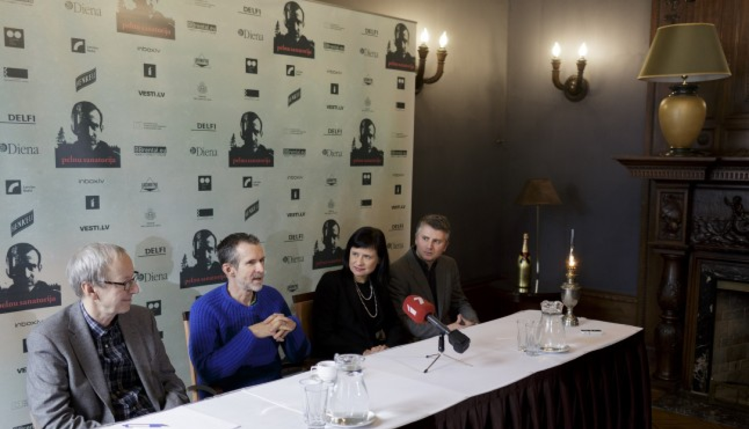 Ulrihs Matess ierodas uz Dāvja Sīmaņa filmas pirmizrādi