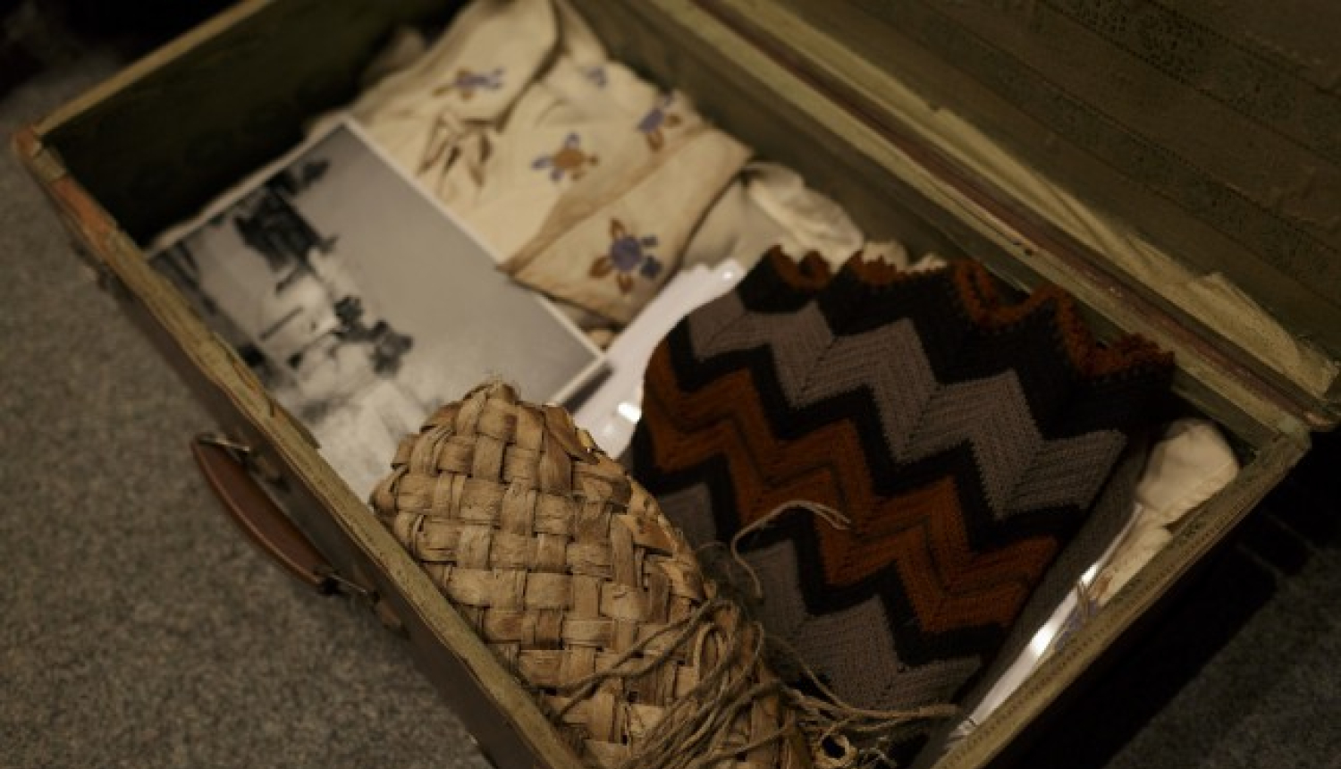 “Melānijas hronika” dāvina rekvizītus Kino muzejam