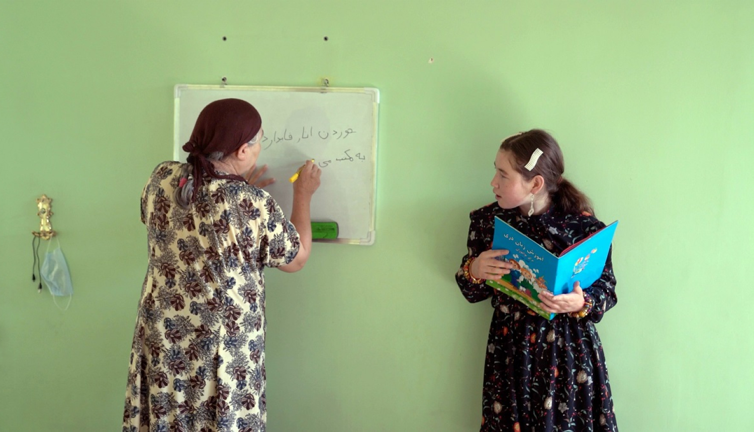 Hava mācās rakstīt