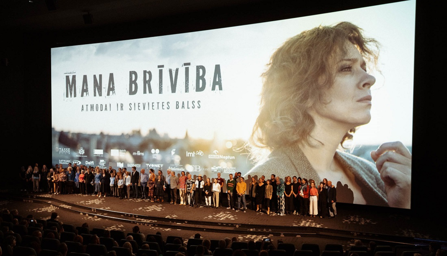 filmas grupa uz skatuves pirmizrādē