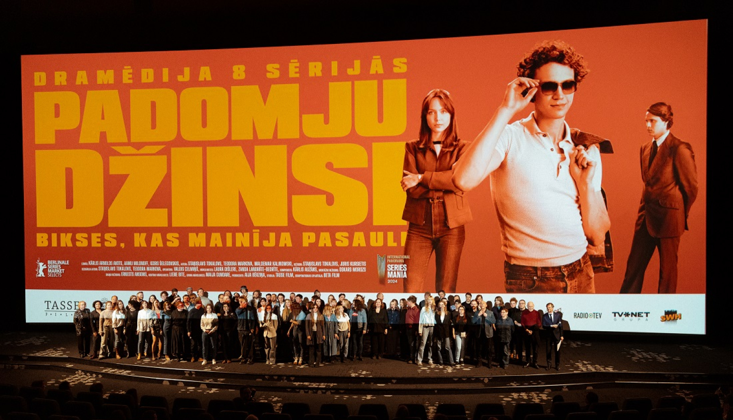 filmas grupa uz skatuves