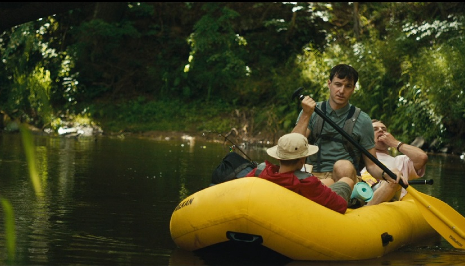 Kadrs no filmas - laiva upē