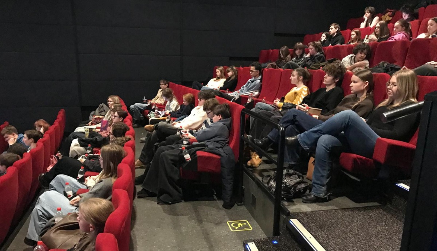 jaunieši kinozālē