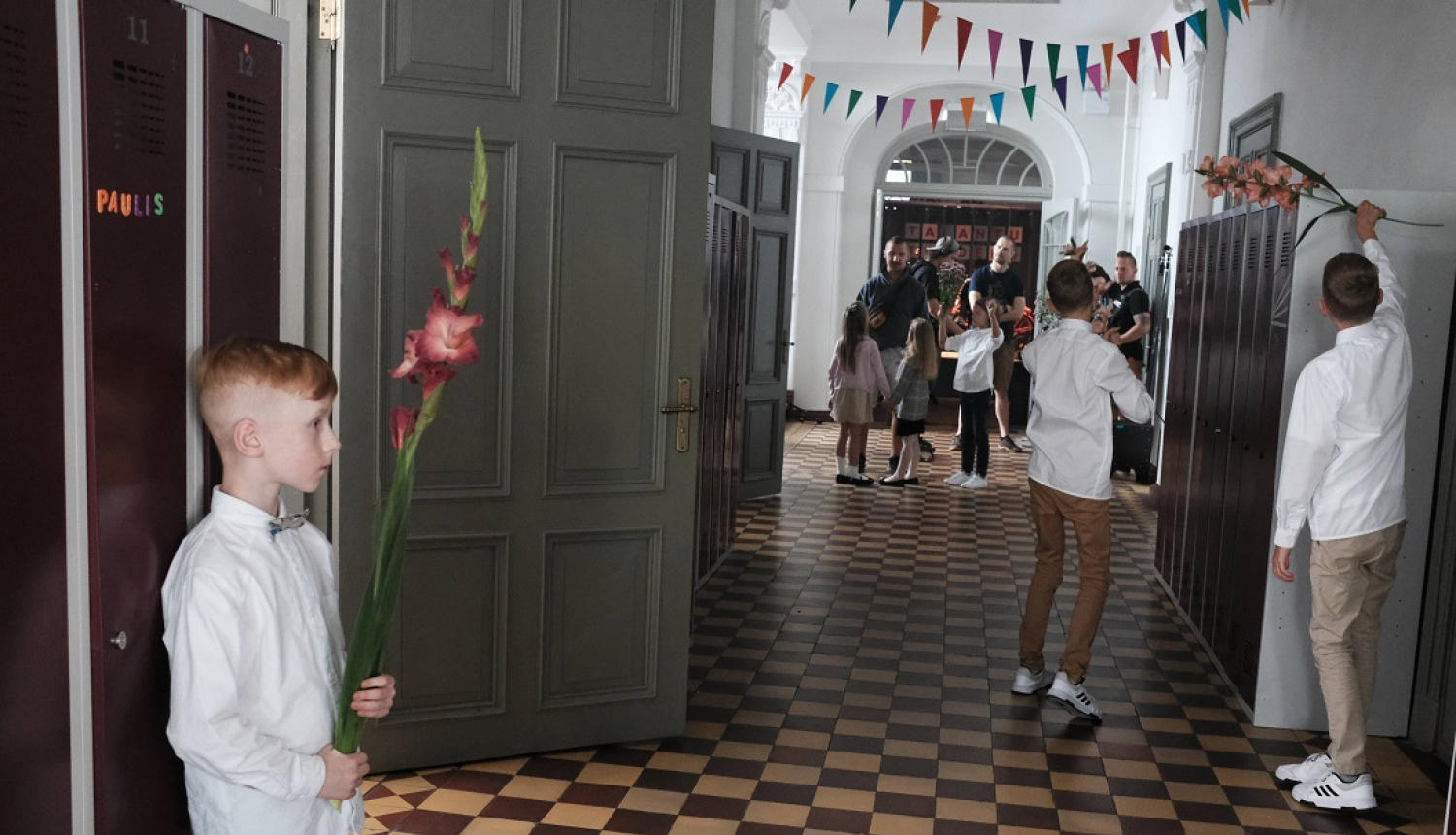 Filmēšana skolas gaitenī