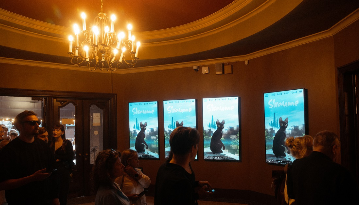 filmas plakāti kinoteātrī Splendid Palace