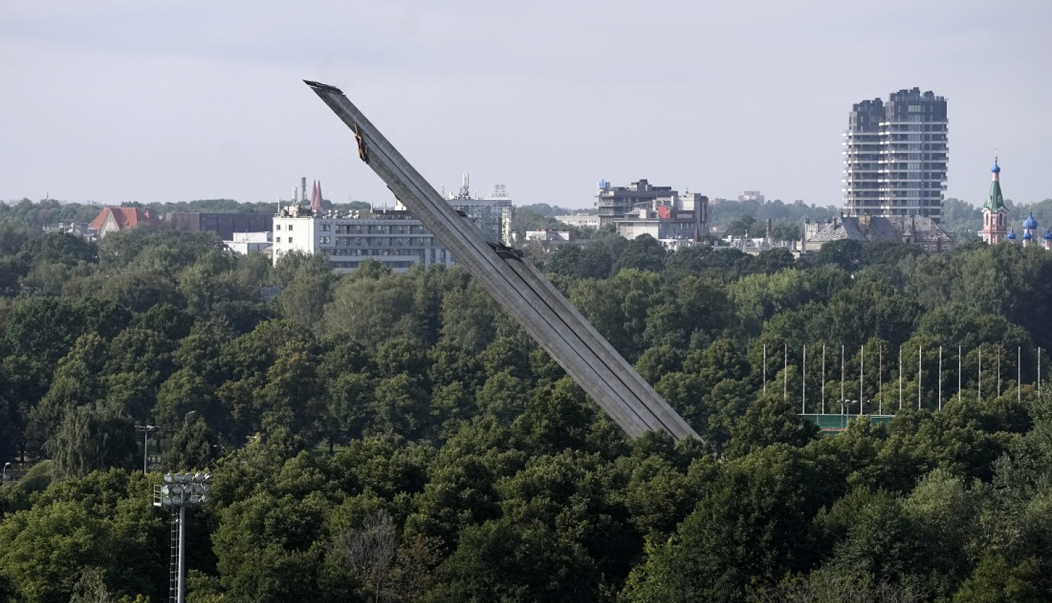 Uzvaras pieminekļa nojaukšana