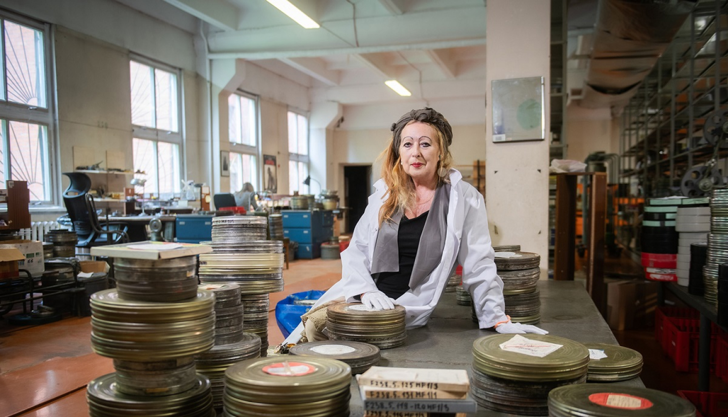 Ilona Brūvere filmu montāžas telpā