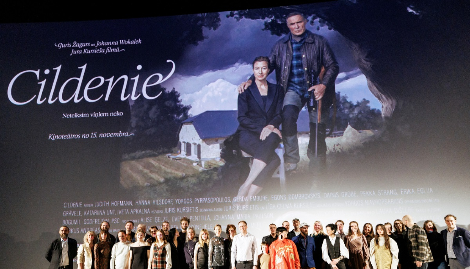 filmas grupa uz skatuves pirmizrādē