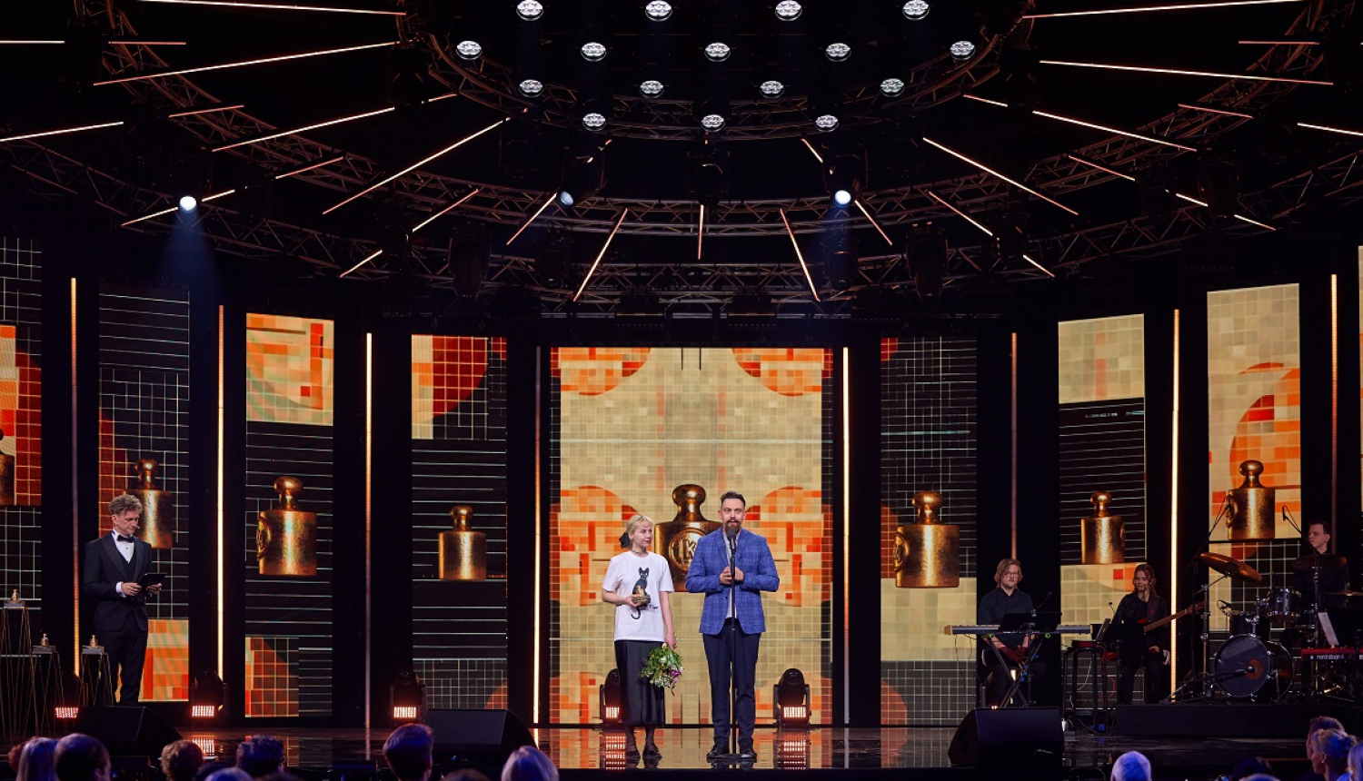 uz skatuves Straumes komanda