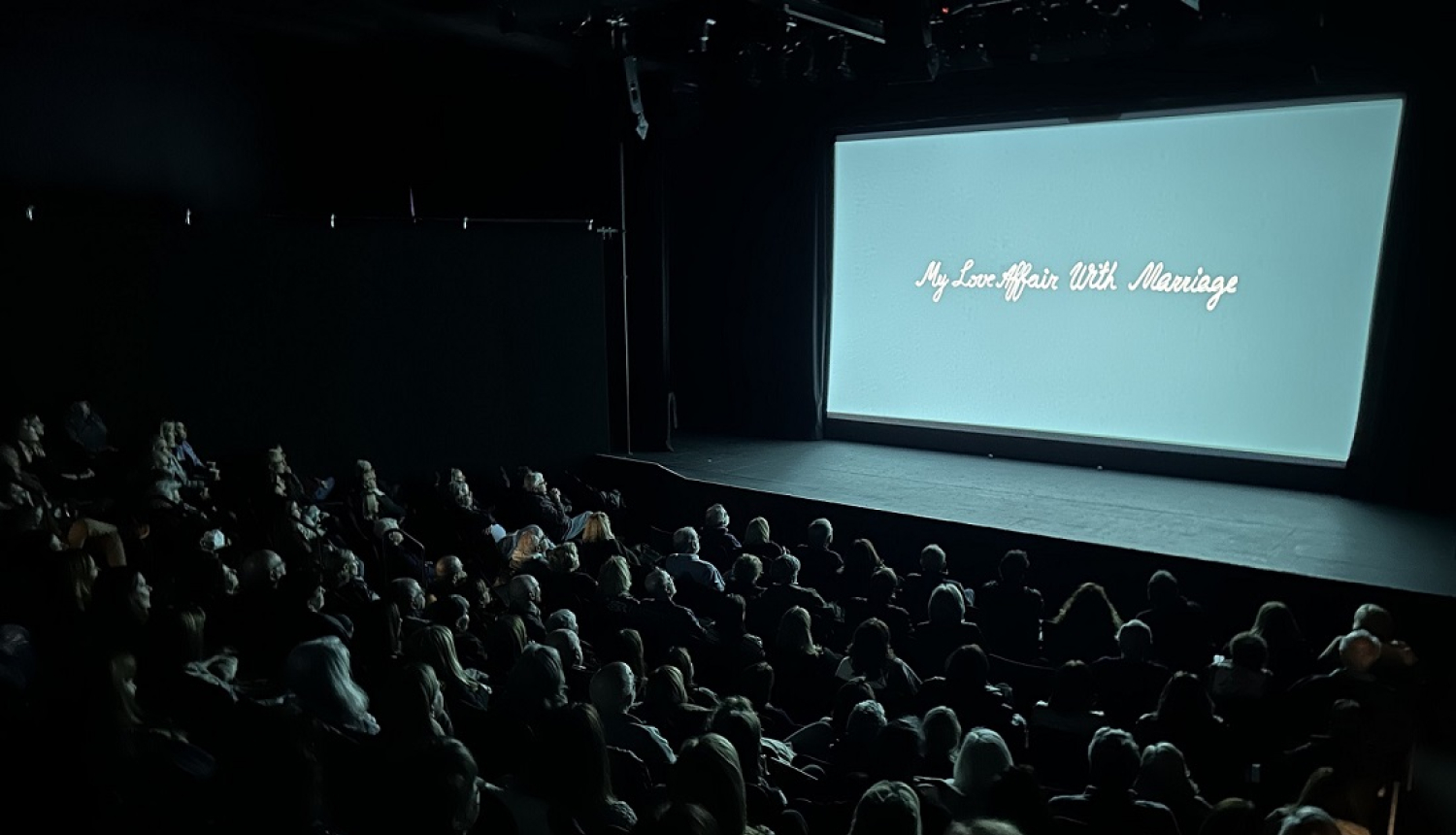 skatītāji kinozālē