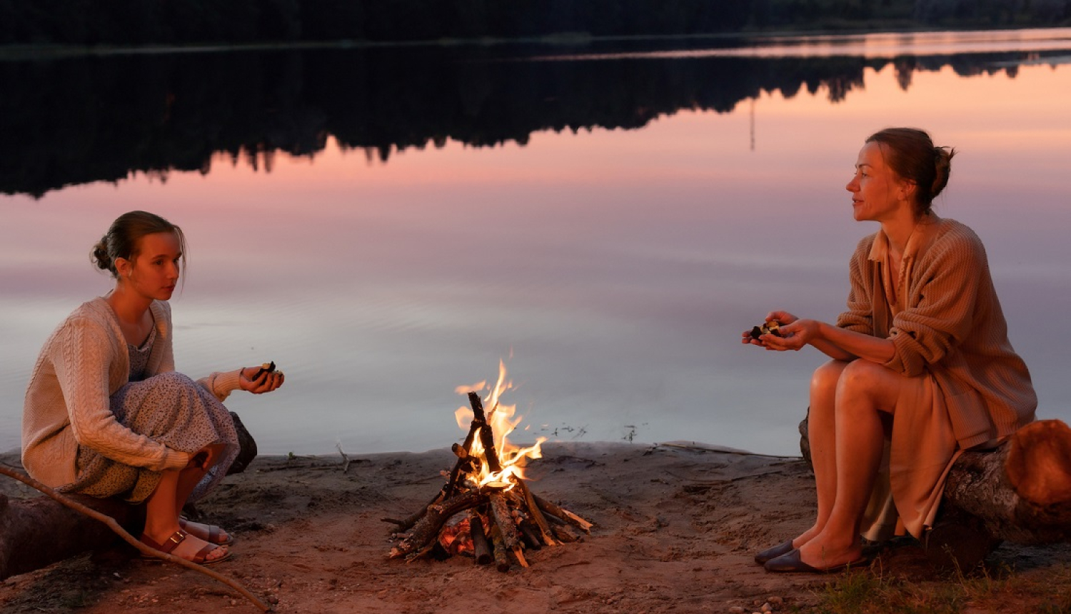 māte un meita pie ugunskura