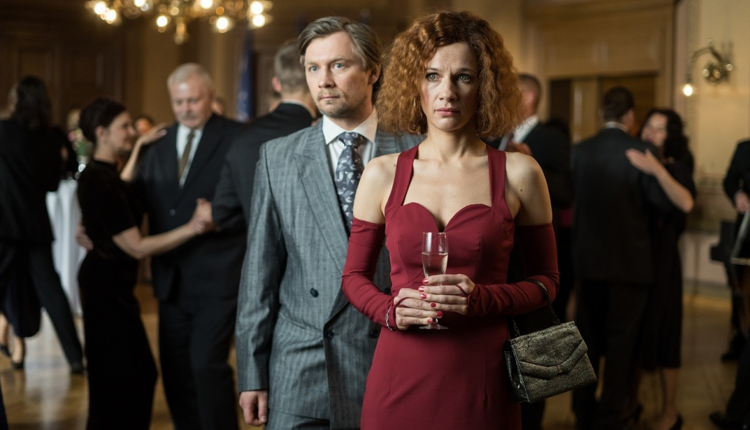 Kadrs no daudzsēriju filmas "Meklējiet sievieti".