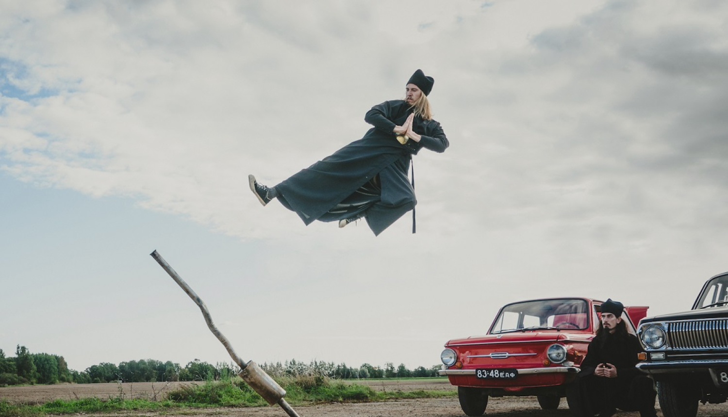 Kadrs no filmas - lidojošs mūks