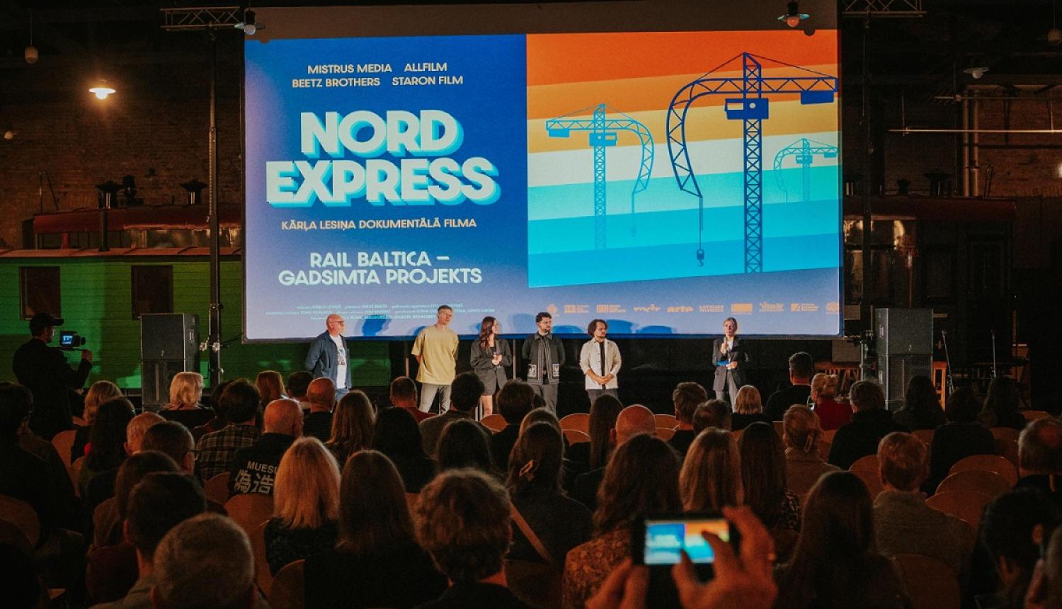 radošā grupa pirmizrādē