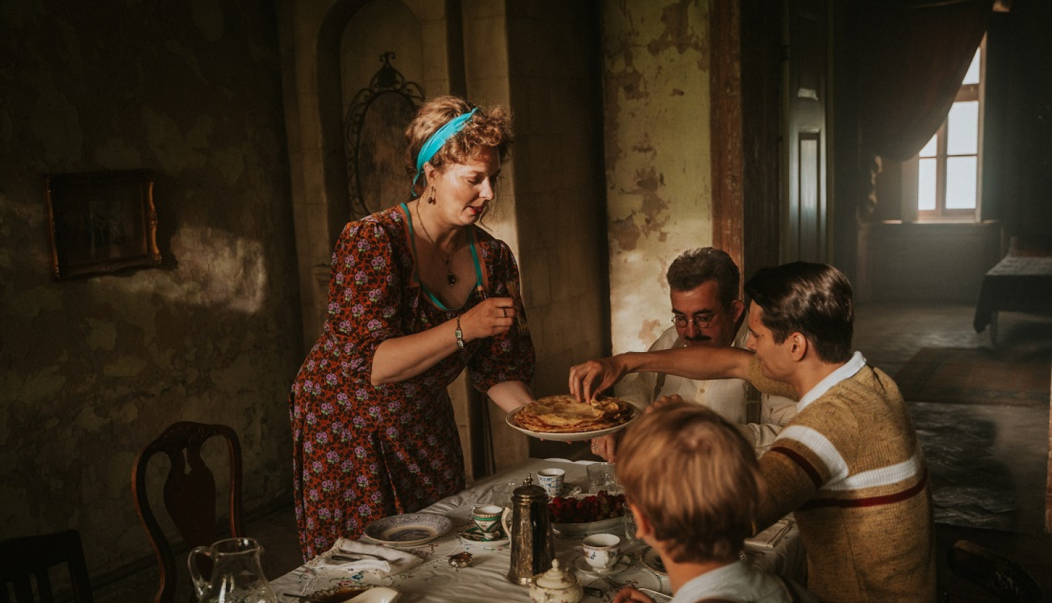 Eglīšu ģimene pie galda