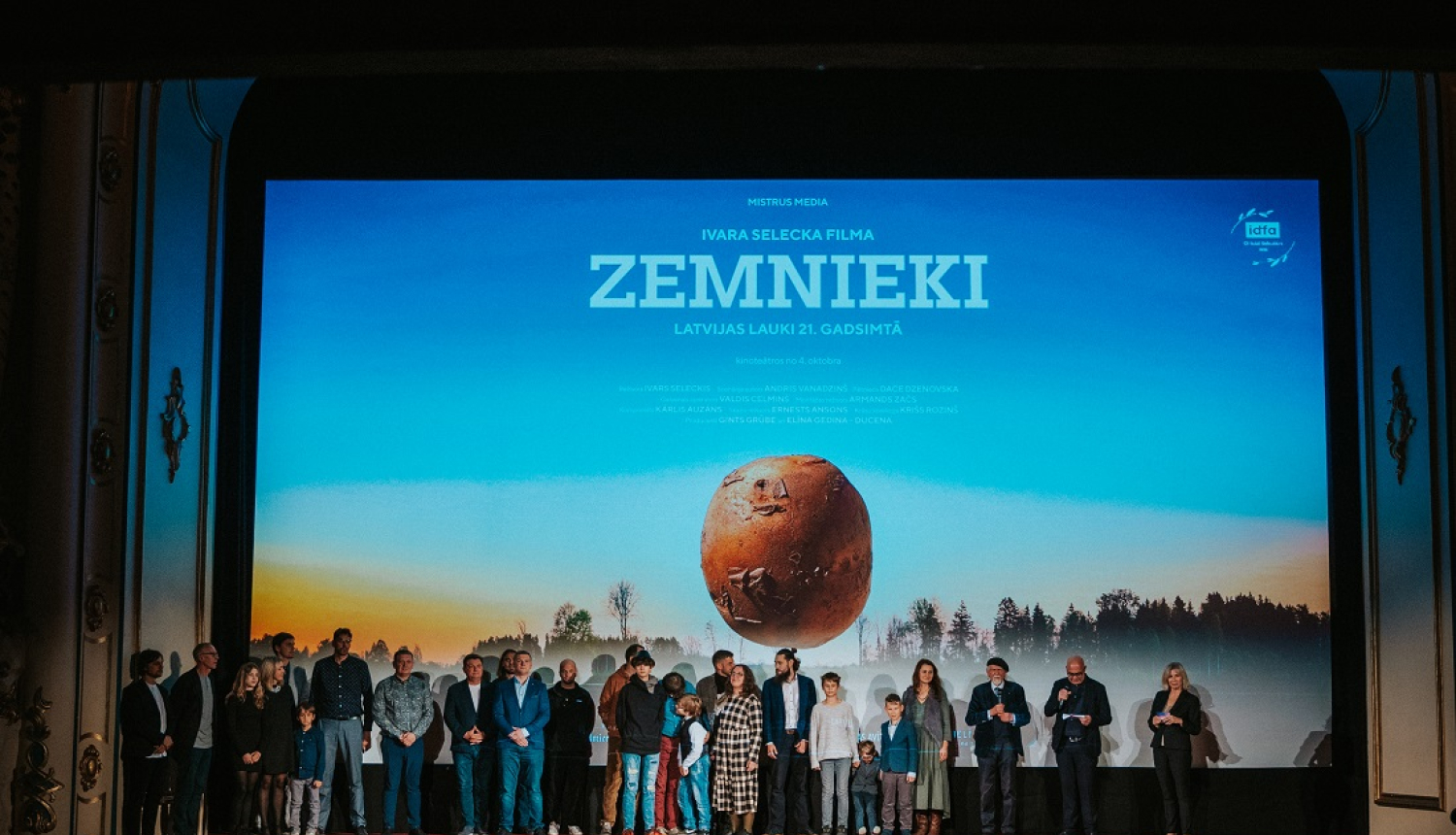 Filmas grupa un varoņi pirmizrādē uz skatuves