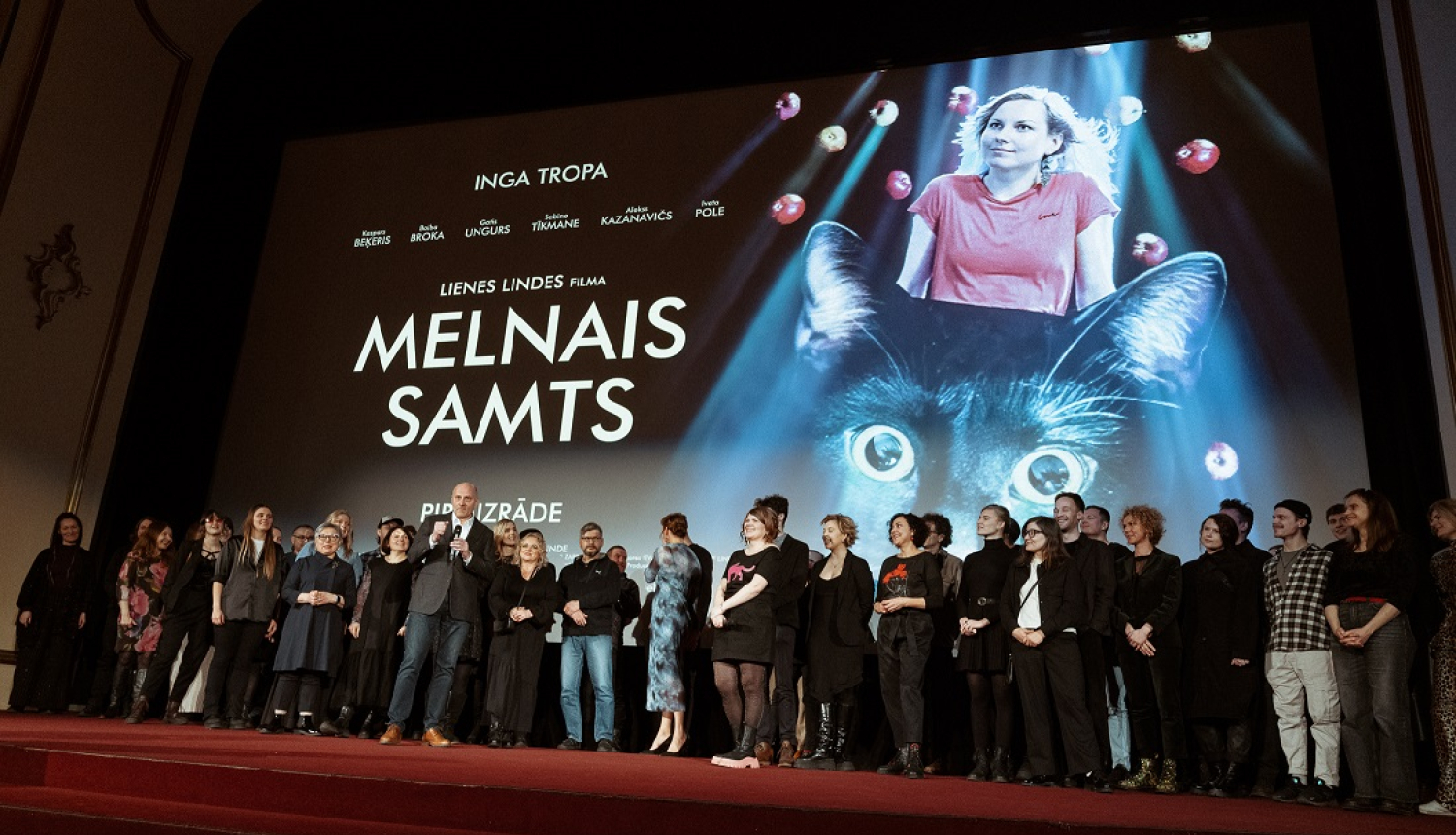 pirmizrādē grupa uz skatuves