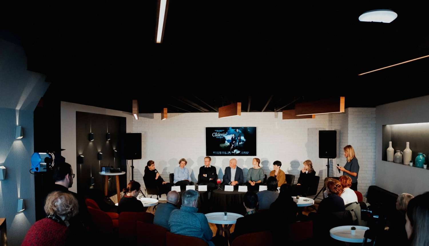 filmas grupa preses konferencē