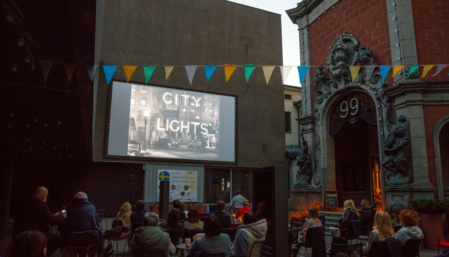 brīvdabas kinoseansā Čaplina filma