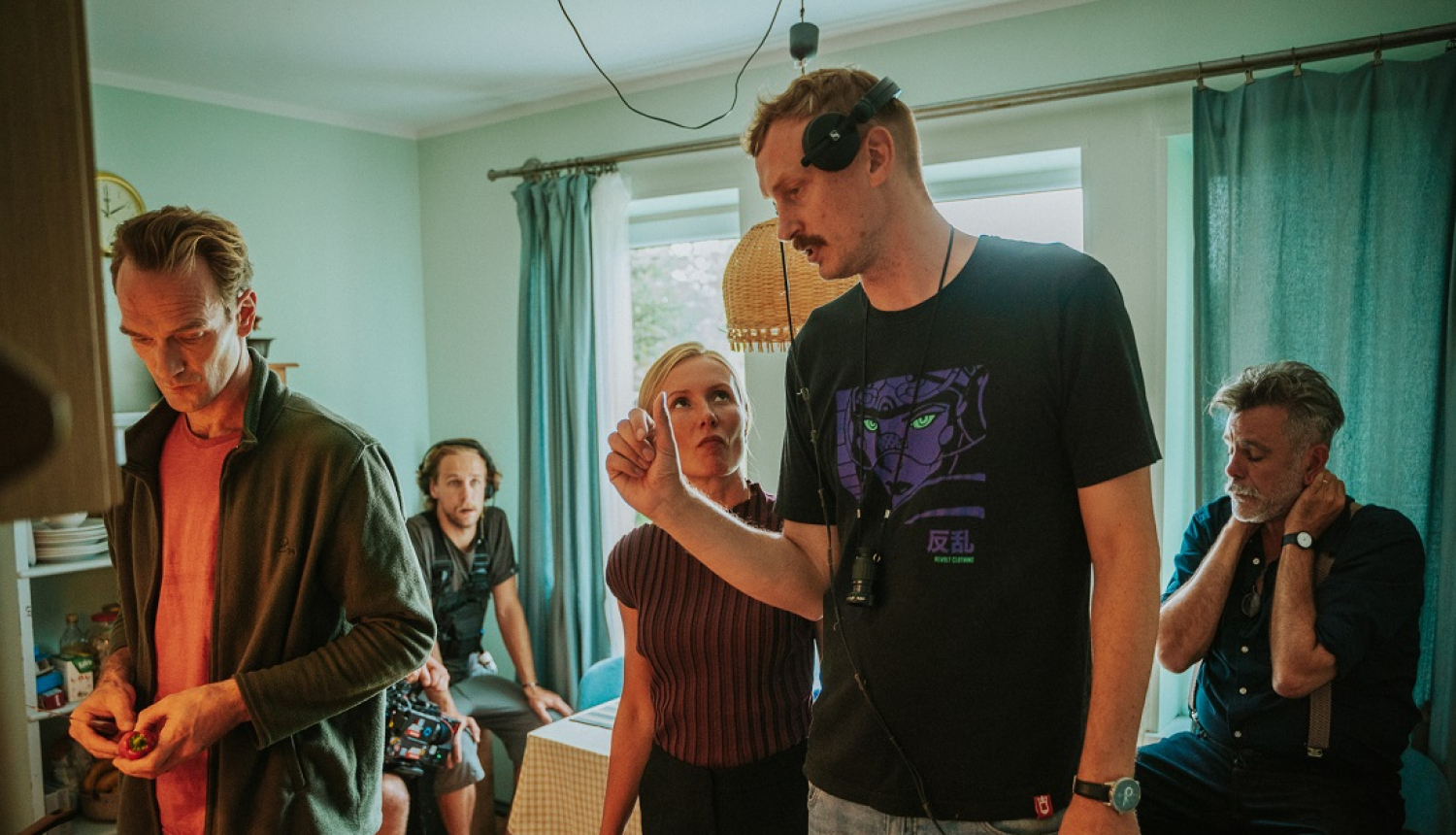 režisors un aktieri uzņemšanas laukumā