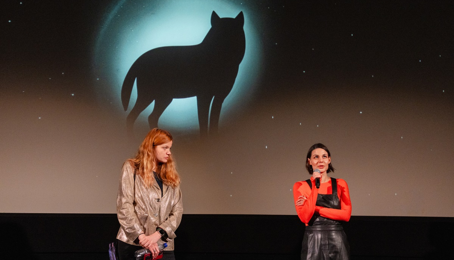 režisore un aktrise uz skatuves